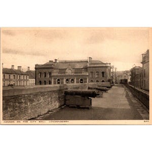 Vintage carte postale RPPC canon sur les murs de la ville série saumon Londonderry imprimée Angleterre vraie photo
