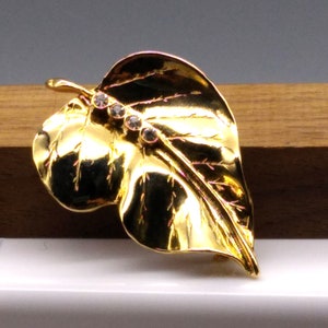 Dimensional Autumn Leaf Brooch, Vintage Polished Gold Tone Botanical Pin with Bezel Set Crystal Channel for a Chic Fall Look