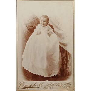 Carte photo pour armoire de bébé victorienne ancienne par Campbell Covington Ind