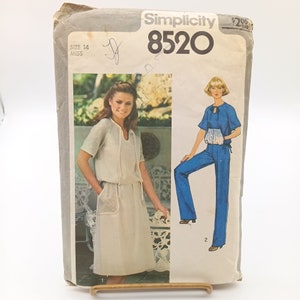 Könnte beinhalten: Simplicity Schnittmuster Nummer 8520 für ein Kleid und eine Hose. Das Schnittmuster ist für Größe 14 Miss. Das Kleid ist weiß und die Hose ist blau.