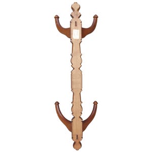 Pu&ograve; includere: Un attaccapanni da parete in legno con due serie di ganci curvi. L'attaccapanni ha un design verticale decorativo con un centro marrone chiaro e ganci marrone scuro. &Egrave; dotato di un buco della serratura per appenderlo.