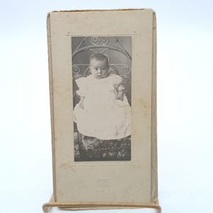 Ancienne photographie de portrait de bébé dans un cadre en relief, carte d'armoire de studio vintage de la fin des années 1800