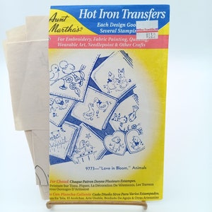 Vintage tía Martha's Hot Iron Transfers 9773 Love in Bloom Animals, usado pero completo en sobre original antropomórfico