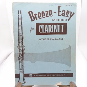 Puede incluir: Un libro vintage titulado "Breeze-Easy Method for Clarinet" de Valentine Anzalone. La portada del libro presenta una ilustración de clarinete y el texto "Book 2" en la esquina superior derecha. El libro es publicado por M. Witmark and Sons, New York, N.Y.