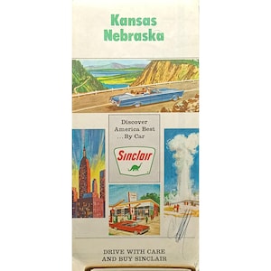 Könnte beinhalten: Vintage Reisebroschüre für Kansas und Nebraska mit Illustrationen eines blauen Cabriolets, Stadtlandschaften und einer Sinclair-Tankstelle. Die Broschüre wirbt für Reisen mit dem Auto mit dem Text "Discover America Best...By Car".
