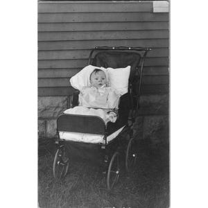 RPPC Vintage Baby im antiken Kinderwagen Echtfotopostkarte Unbenutzt AZO Stamp Box