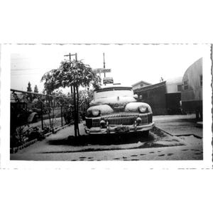 Vintage 1949 Photographie noir et blanc d'une voiture couverte de neige à Monterey Park en Californie