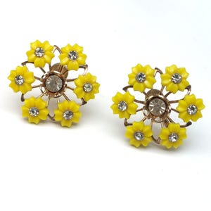 Vintage Daisy Yellow Flower Gold-tone screw back Earrings With Rhinestone centers