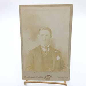 Antieke 19e-eeuwse kastkaart foto van heer door Linstroms Studio Edgar NEB