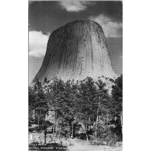 Vintage carte postale noir et blanc RPPC de Devils Tower National Monument Wyoming vers les années 1930 inutilisé