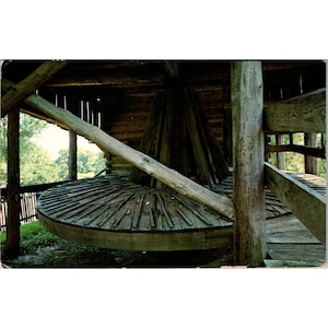 Cartolina d'epoca della macchina per cardare la lana a tapis roulant Byfield, Massachusetts, 1959, Samuel Hill, Lincoln, New Salem