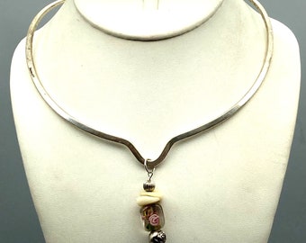 collier de collier en V formé vintage, tour de cou en ton argent avec pendentif en perles de rose, romance minimaliste rétro chic, fleur de verre d'art