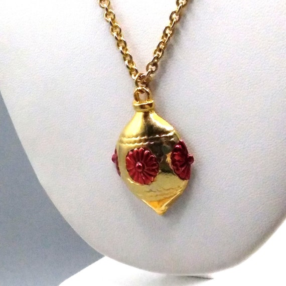 Vintage Christmas Ornament Pendant Necklace on Go… - image 3