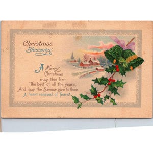 Postal navideña vintage de 1912 con escena de pueblo invernal y acebo