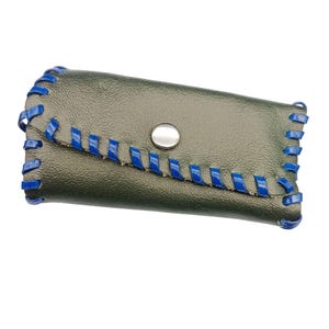 Portachiavi vintage in pelle fatto a mano con chiusura a scatto e cuciture blu