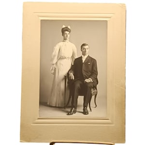 Retrato de boda antiguo en blanco y negro de principios del siglo XX sobre un marco de cartón