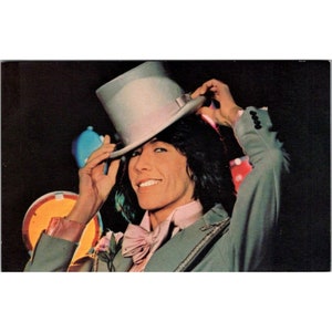 Cartão postal vintage novidade, Lily Tomlin em Sassy Tophat, Coral Lee Celebrity Actress