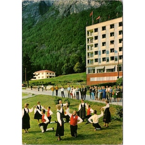 Carte postale vintage de danse folklorique norvégienne représentant l'hôtel Alexandra et un paysage pittoresque
