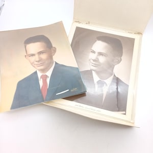 Set di foto ritratto d'epoca in scheda Cabinet, originale in bianco e nero e a colori Senior Graduate Young Man Jack Bailey Grand Island Nebraska