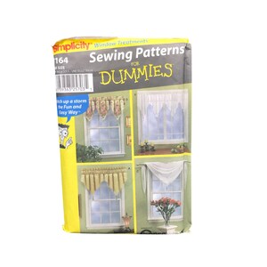 以下が含まれることがあります： Simplicity Sewing Patterns for Dummiesの窓装飾用型紙パッケージ。黄色と灰色の封筒には、バランスやドレープなど、さまざまなカーテンスタイルのイラストが描かれており、Sewing Patterns for Dummiesというテキストが記載されています。