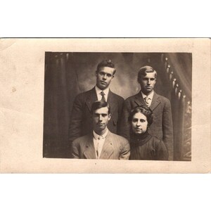 Antike AZO RPPC Portrait Postkarte, viktorianische Geschwister Brüder und Schwester in Finery Studio