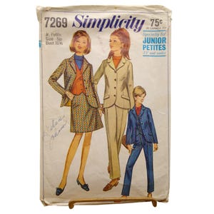 Puede incluir: Patrón de costura Simplicity vintage 7269 con ilustraciones de tres figuras con trajes. El patrón es para Junior Petites, talla 5jp, con una medida de busto de 80 cm. El precio del patrón es de 75¢.