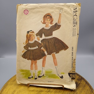 Vintage naaipatroon McCalls 6496, kindermeisjesjurk met bijgevoegde petticoat 1962, maat 4 ontworpen door Helen Lee