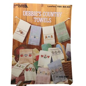 Ulotka Debbies Country Towels 785 autorstwa Debbie Mumm Książka ze wzorami do haftu krzyżykowego Vintage 1980s