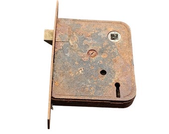 Cuerpo de cerradura de embutir Yale antiguo con acabado oxidado, ideal para restauración o piezas.