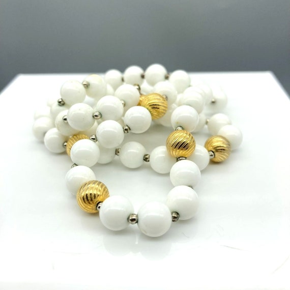Vintage White Lucite and Textured Gold Tone Beade… - image 2