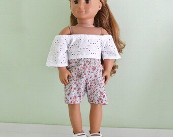 Handgemaakte 18 inch pop off-shoulder top met oogjes en bloemen short - poptop met oogje - Amerikaans gemaakte 18 inch poppenkleertjes - korte broek met bloemen