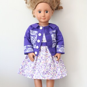 Blauwe poppenblazer, bloemenjurk poppen, poppenjas, 2-delige poppenoutfit, poppenjurk, kanten jurk poppen, kant, bloemen, paarse poppenjurk, bloem