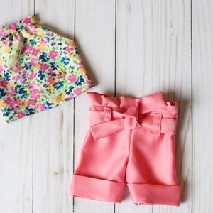 Handgemaakte poppenoutfit, bloemenpoptop, handgemaakte poppenkleding, 18&quot; poppenkleding, satijnen popshorts, Amerikaans gemaakt, bloemensatijnen popoutfit