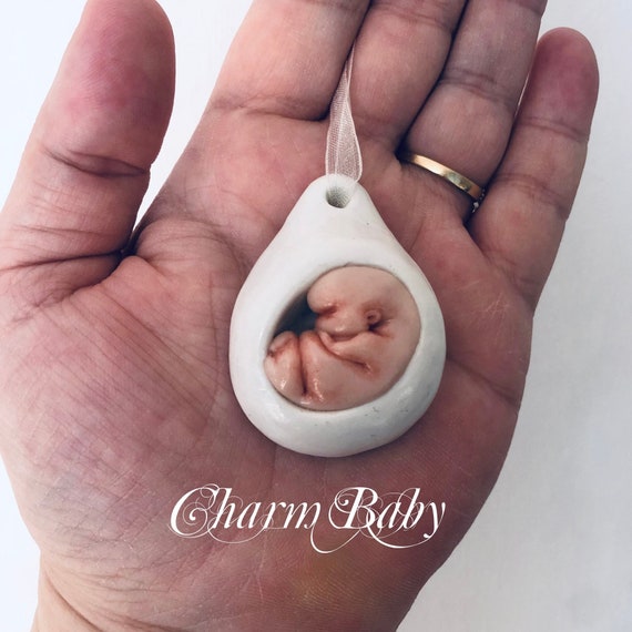Fœtus de bébé ange fait à la main endormi à lintérieur dun charme suspendu  Dans la perte de grossesse en mémoire aimante -  Canada