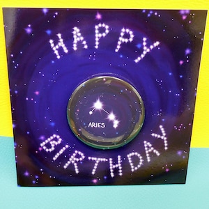 Cartes d'anniversaire du zodiaque, badge bouton du signe astrologique choisi, carte de voeux sur papier glacé 14 x 14 cm