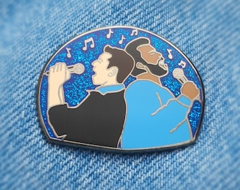 Insignia de pin de esmalte brillante Dynamic Duet, pines de karaoke Jake y Doug Judy Glitter.