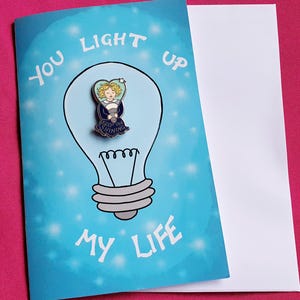 Cartão de dia dos namorados com broche de esmalte você ilumina minha vida, continue brilhando