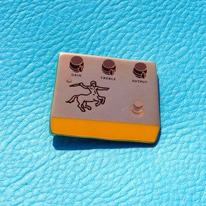 Klon Centaur Gold Guitar Pedal Pin Badge, gold metal colour, hard enamel pin badge image 2