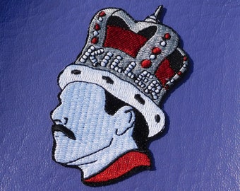 Könnte beinhalten: Ein gestickter Bügelaufkleber mit einem weißen und schwarzen Profil einer Person, die eine silberne und rote Krone trägt. Die Krone trägt die Aufschrift "KING".