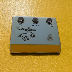 Klon Centaur Gold Guitar Pedal Pin Badge, gold metal colour, hard enamel pin badge image 5