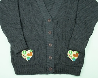 Cárdigan gris con bordado de corazón de Wall-e