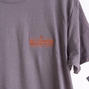 Camiseta bordada Big Thunder Mountain Co. - Carbón vegetal