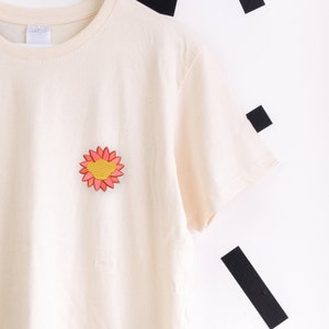 Simba&#39;s Flower Embroidered T-Shirt - Natural