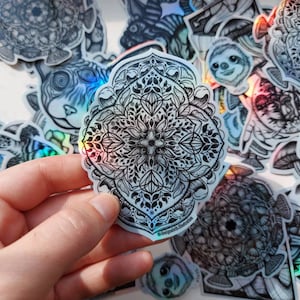 Mandala Sticker, Floral Chrysanthemum sticker, Holografische geïllustreerde Mandala Vinyl Sticker / Laptop Sticker / Auto sticker Waterdicht