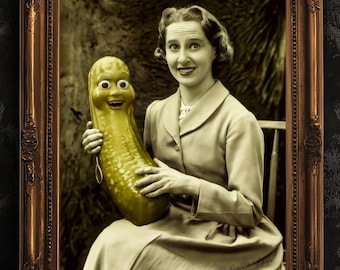 ¡Ayuda! Estoy en un aprieto. Póster vintage con una mujer peculiar sosteniendo un pepinillo sonriente. Decoración retro con humor. Artículos de arte estéticos y peculiares.