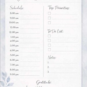 Puede incluir: Un planificador diario con un diseño de acuarela suave. La sección de horario enumera las horas de 8:00 a 21:00. Incluye secciones para las principales prioridades, la lista de tareas, notas y gratitud. El título "Daily Planner" está en escritura elegante.