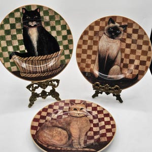 David Carter Brown Country Kitties Cat Salad Plates Set of 3-Vintage Collectible | Retro Kitchenware | Cat Lover Decor | Feline Art