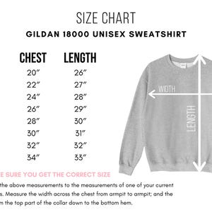 K&ouml;nnte beinhalten: Gr&ouml;&szlig;entabelle f&uuml;r ein Gildan 18000 Unisex-Sweatshirt. Die Tabelle zeigt Brust- und L&auml;ngenma&szlig;e in Zoll f&uuml;r die Gr&ouml;&szlig;en S, M, L, XL, 2X, 3X, 4X und 5X. Eine Illustration zeigt, wie man Brustweite und L&auml;nge misst.