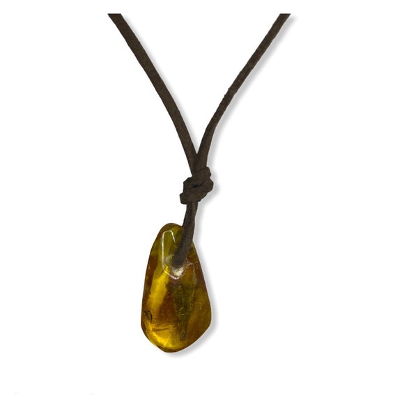 Collier avec pendentif en ambre naturel, pendentif de collier en ambre percé et enfilé sur une lanière en cuir Baltique