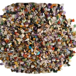 Könnte beinhalten: Eine große Auswahl an kleinen, bunten Trommelsteinen. Die Steine sind ein Mix aus verschiedenen Formen und Größen und alle auf Hochglanz poliert.